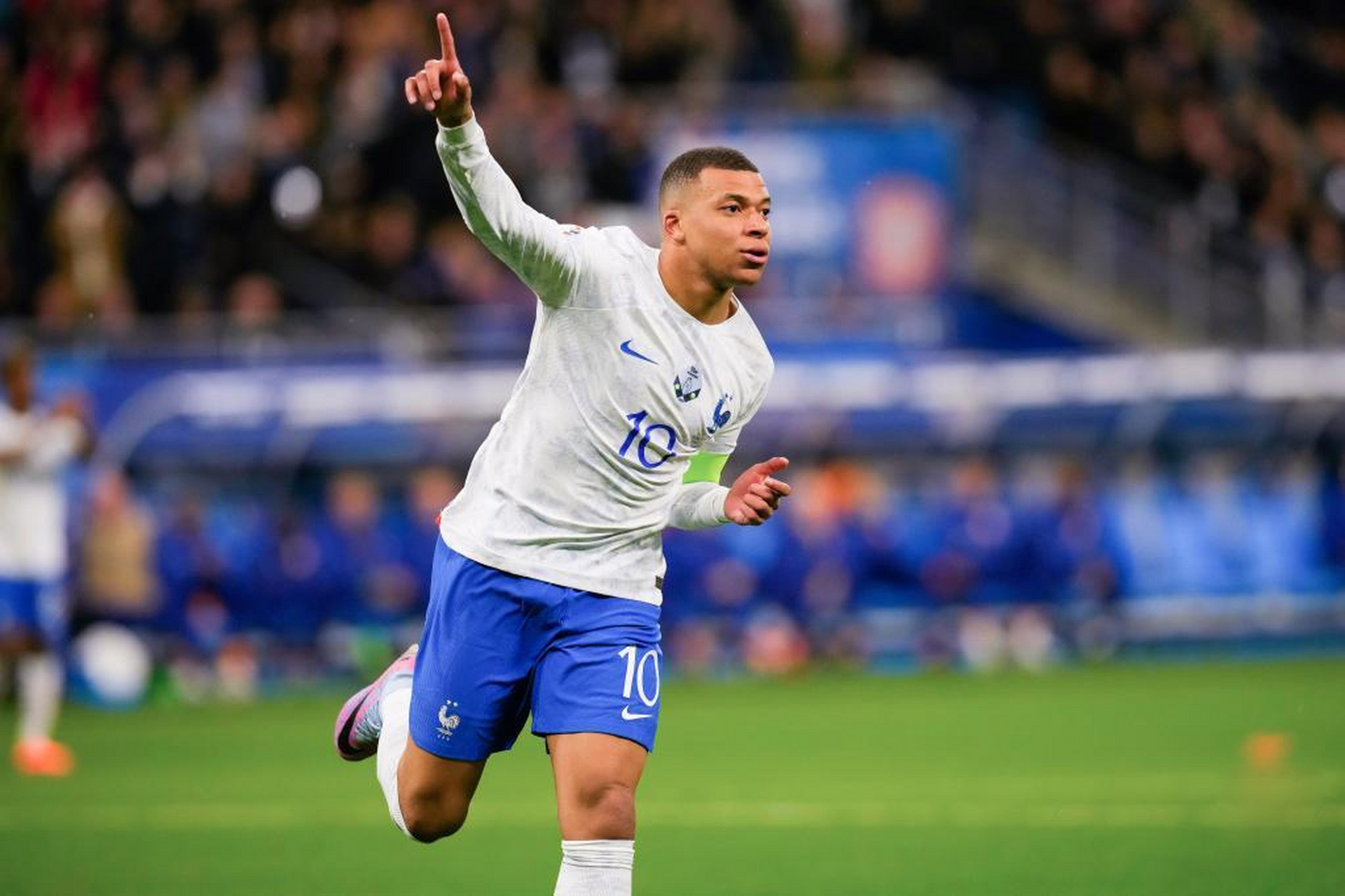 开云官网-荷兰队长取得新赛季首个三双数据