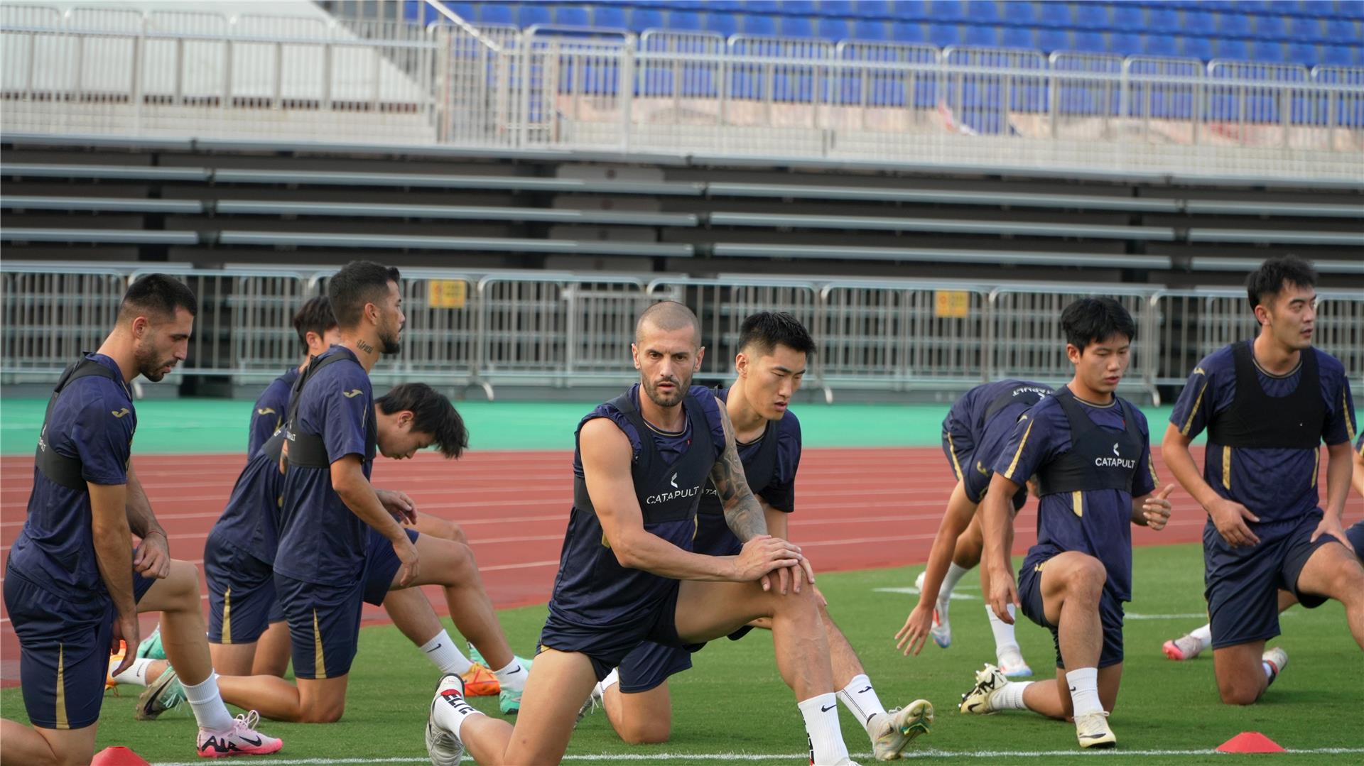 热门足球比赛正酝酿中,球员们全力以赴迎接挑战 热门足球比赛正酝酿中,球员们全力以赴迎接挑战