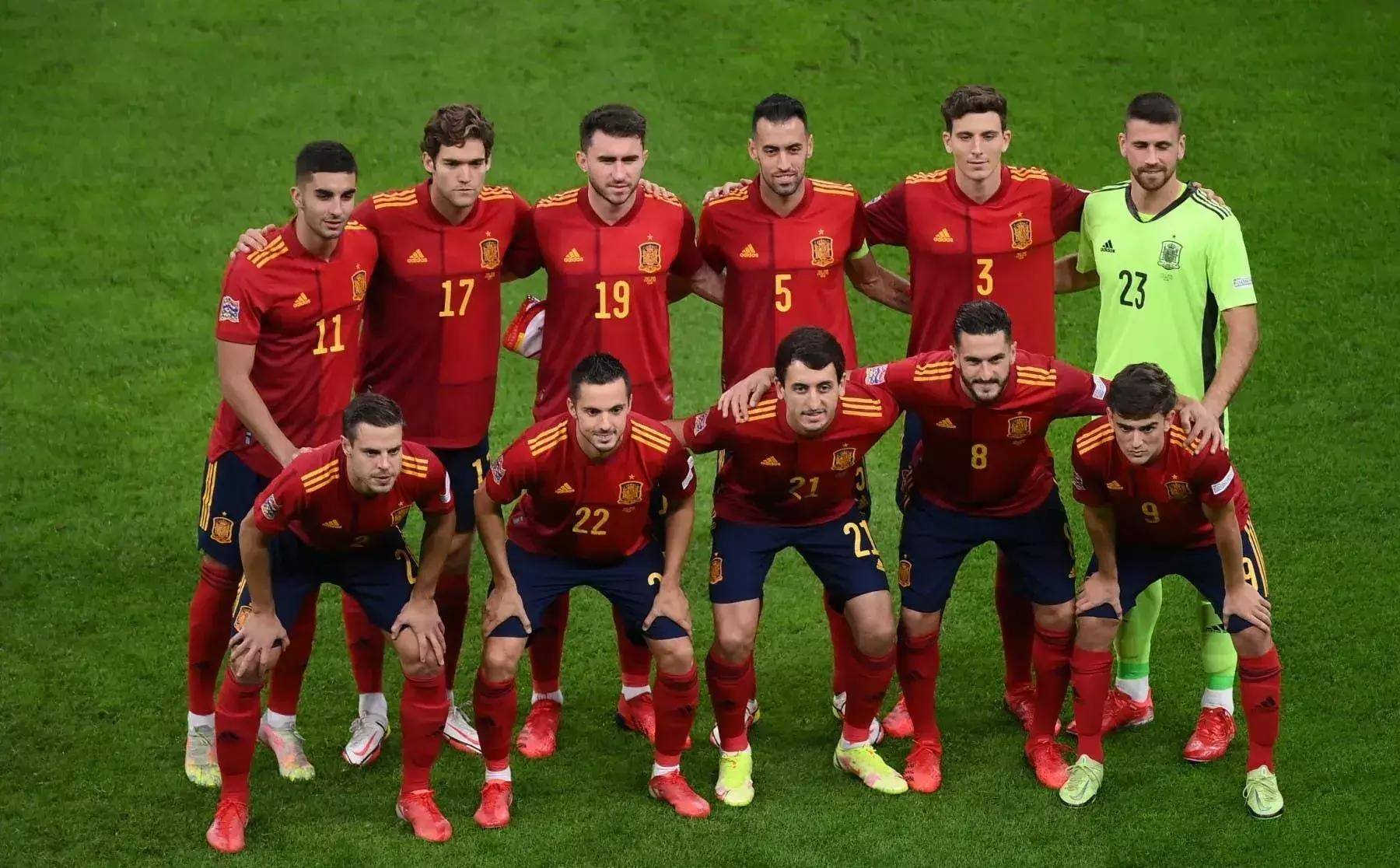 关注欧洲预选赛的球迷聚集,一同见证激烈对决 关注欧洲预选赛的球迷聚集,一同见证激烈对决