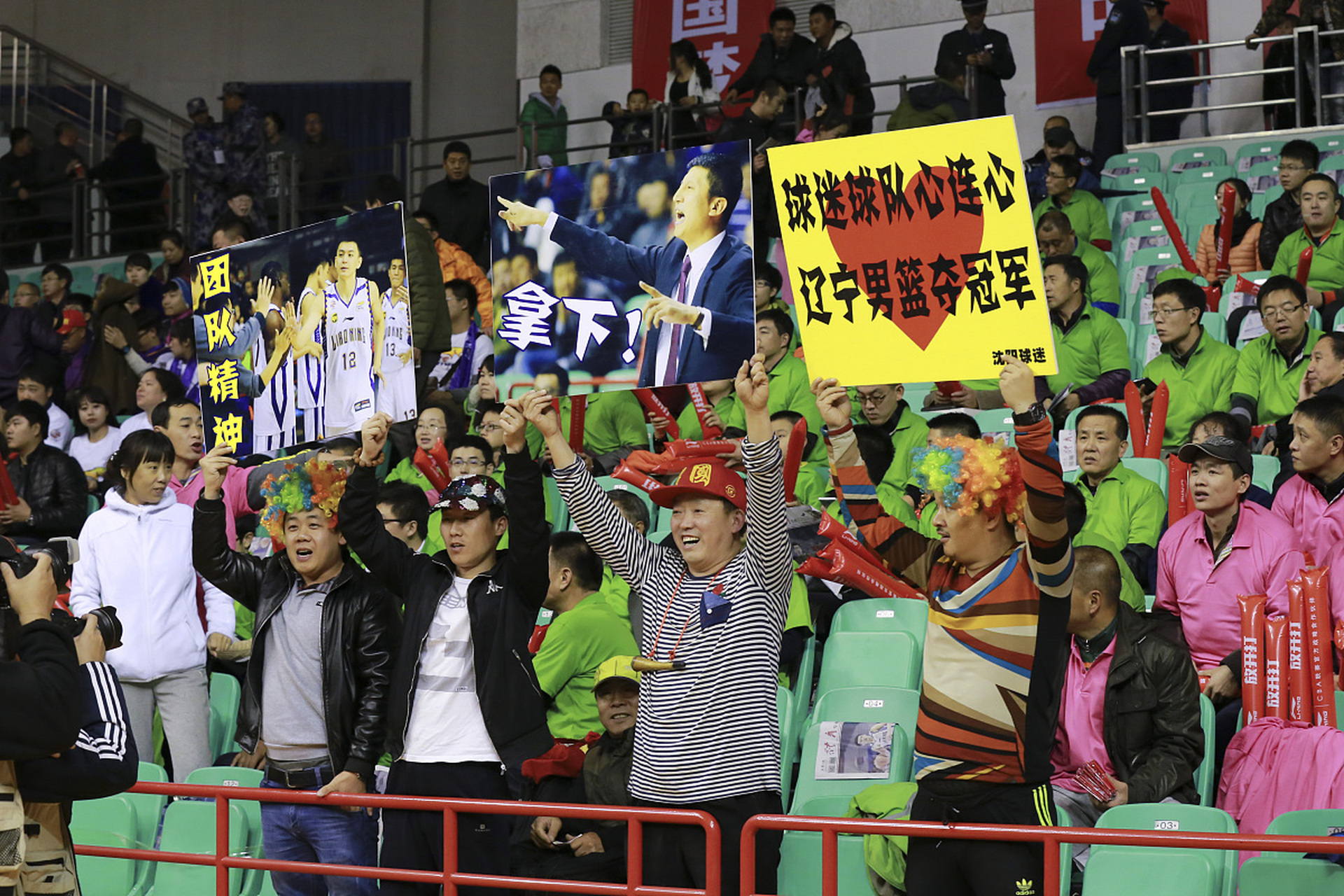 足球赛事中球员实力对决成为热议话题