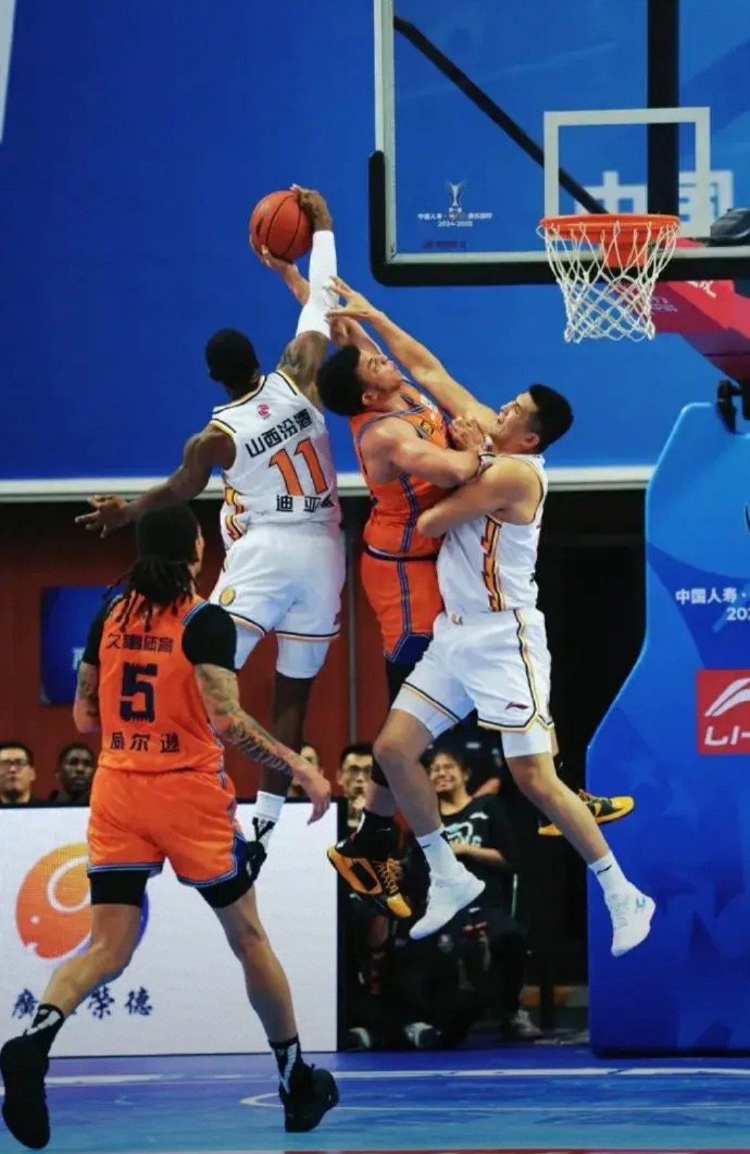 上海男篮团结协作，取得突出胜利的简单介绍