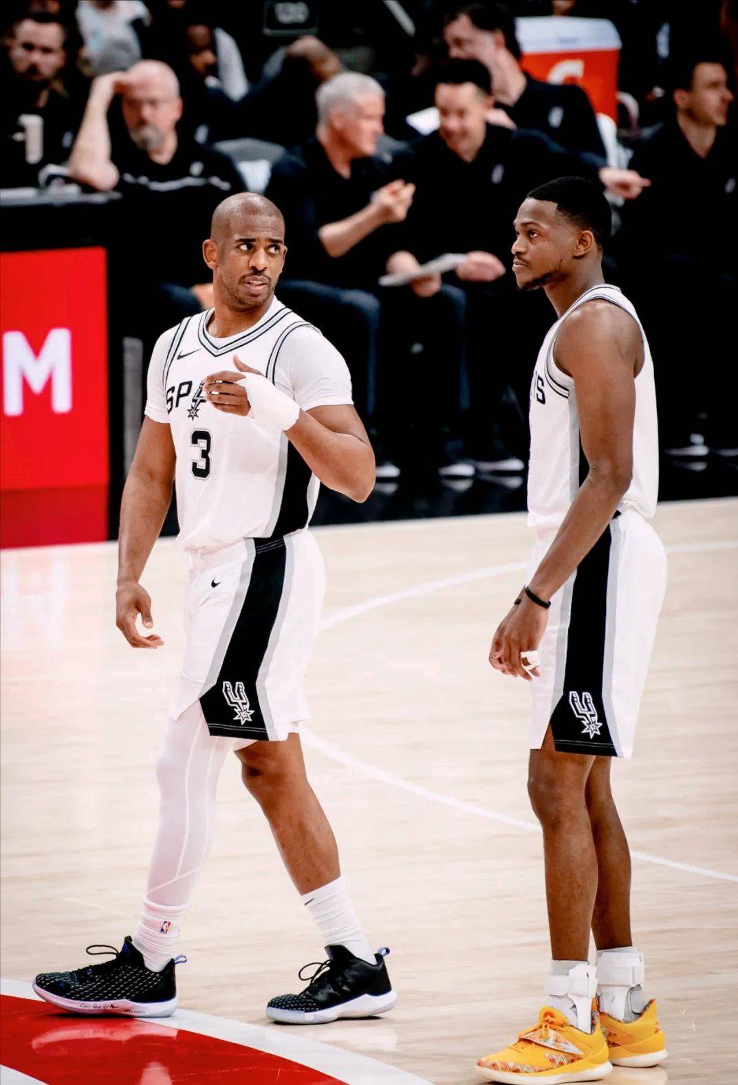 开云体育官网-马刺队球员集体爆发，助球队赢得关键比赛