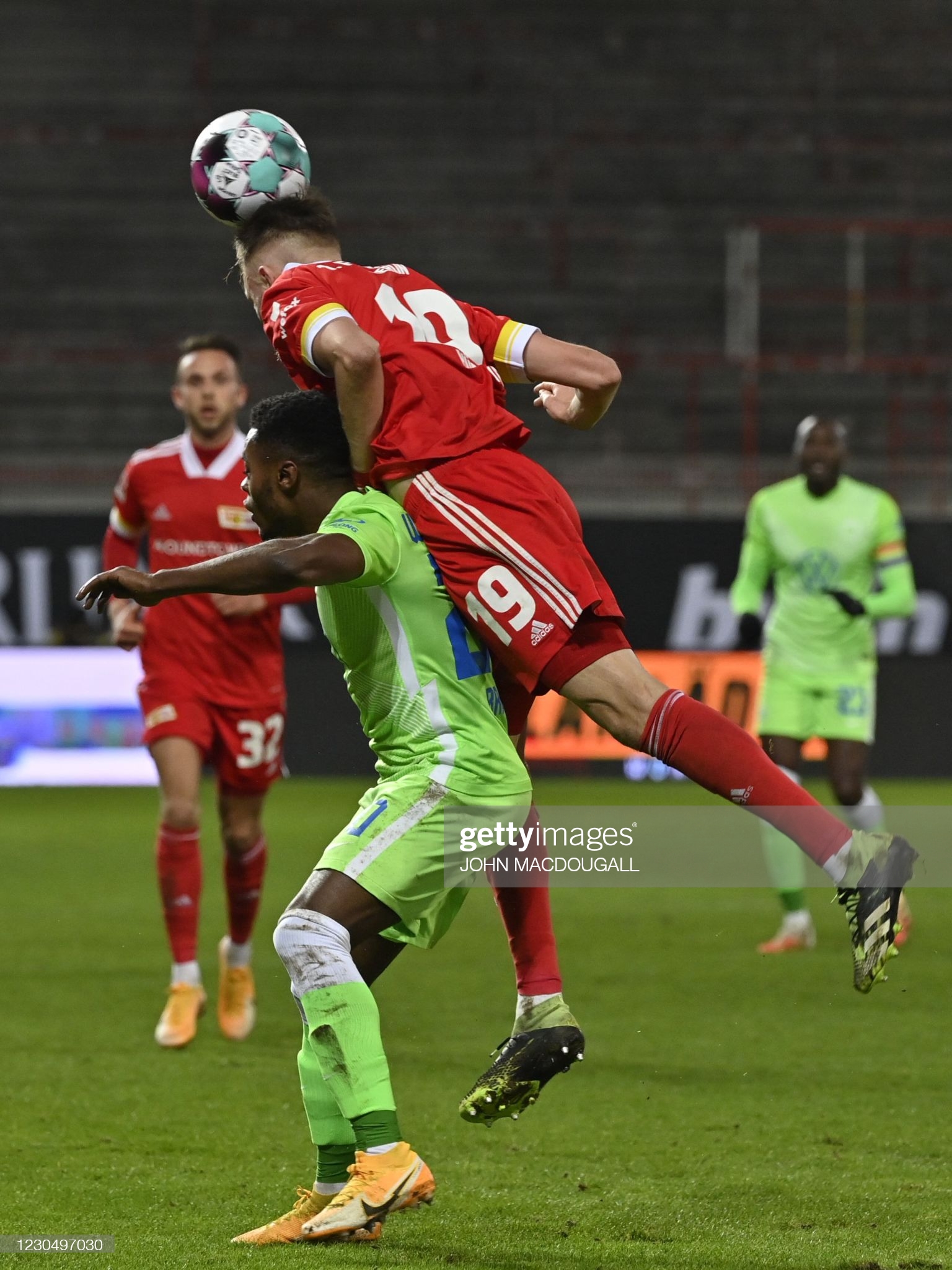 关于沃尔夫斯堡球员表现亮眼，挑战榜首位置的信息