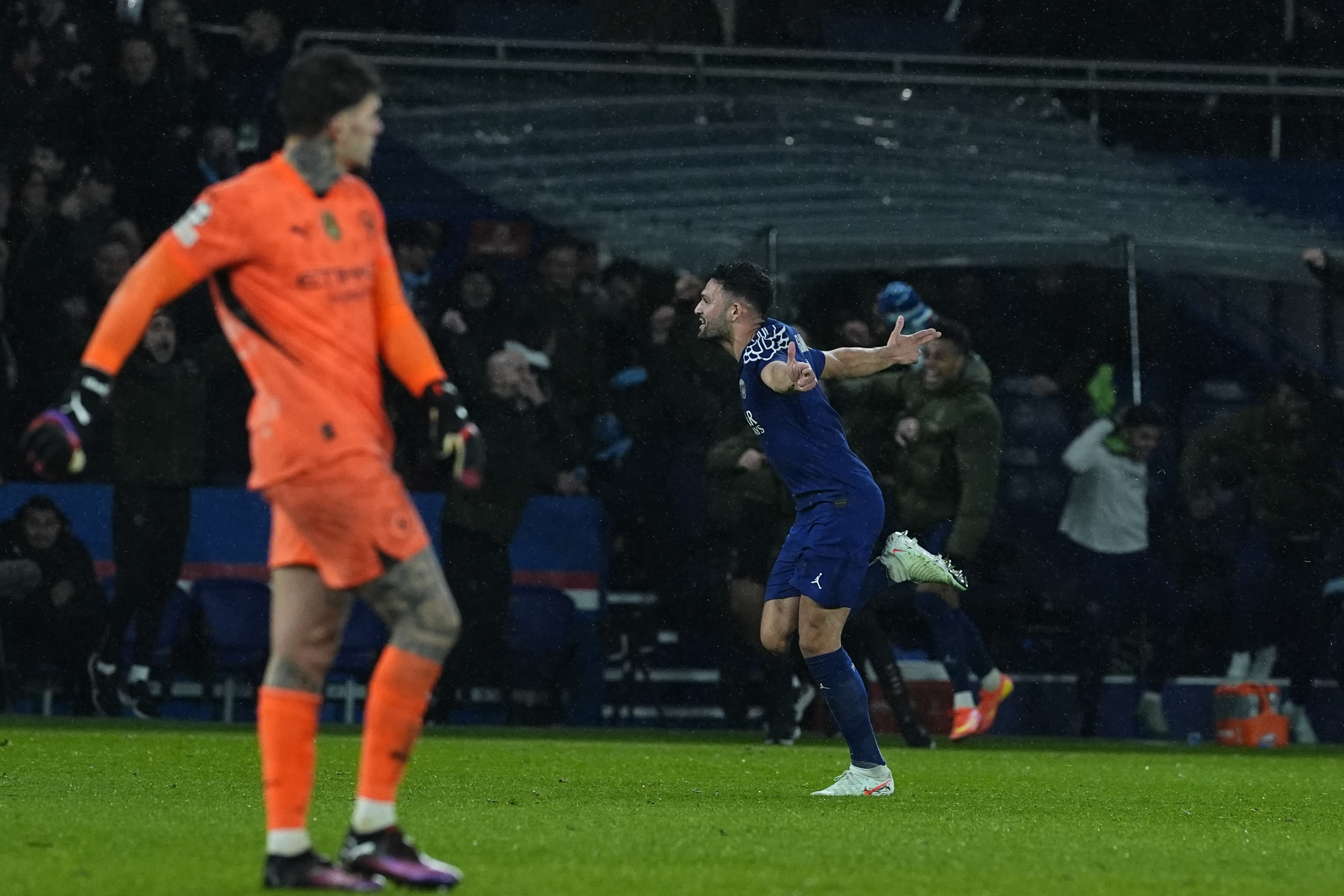 开云体育官网-曼联遭遇惨败，欧冠之路面临挑战