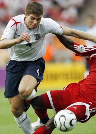 美洲足球带领英格兰足球队前行 美洲足球带领英格兰足球队前行