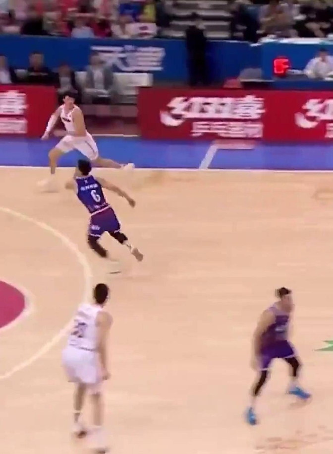 开云体育APP下载-挑战未知，篮球赛场上的激烈较量