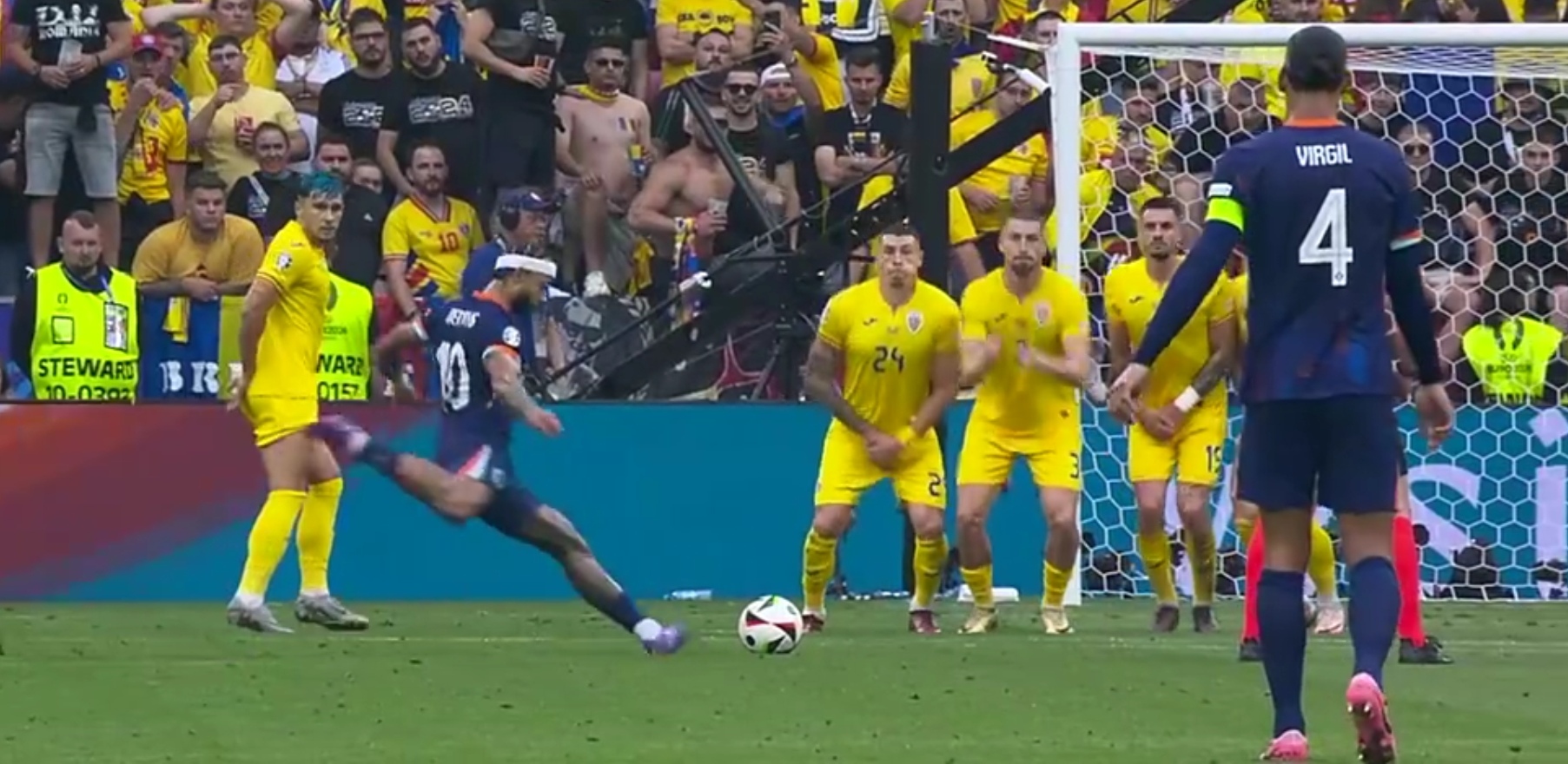 开云体育在线-荷兰队在比赛中表现出色，成功挺进下一轮