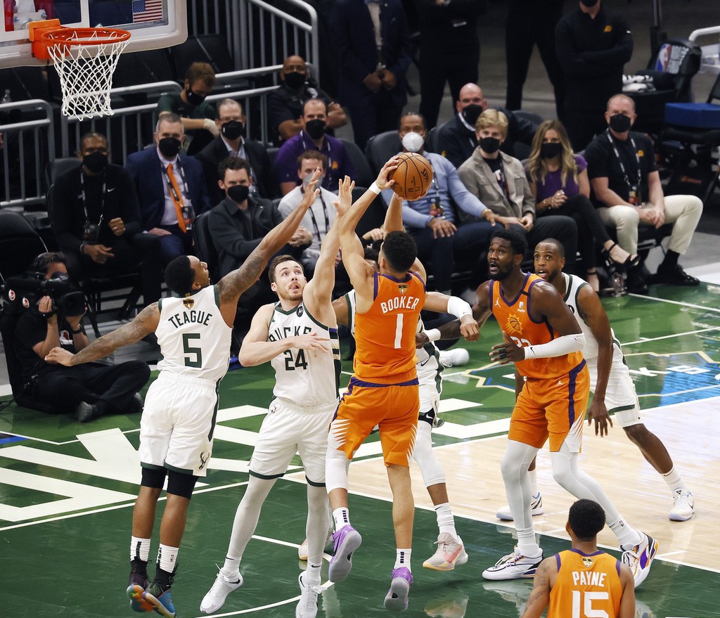 开云体育下载-活塞逆袭雄鹿里德锁定制胜球，塞恩生涯最佳表现的简单介绍