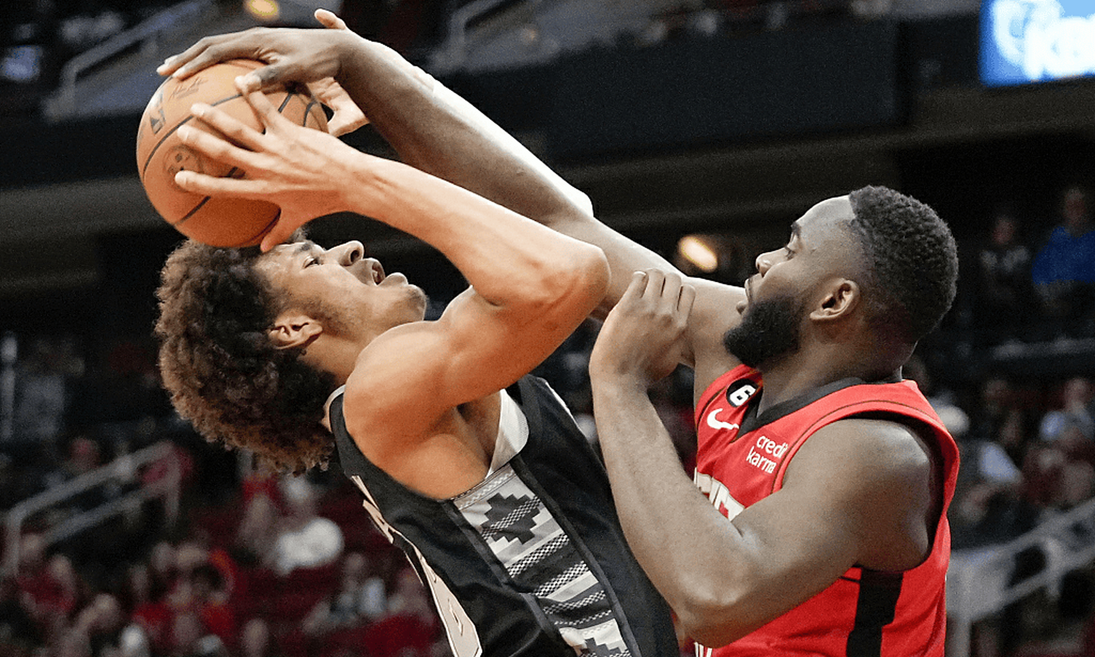 太阳客场不敌马刺,遭遇两连败 太阳客场不敌马刺,遭遇两连败