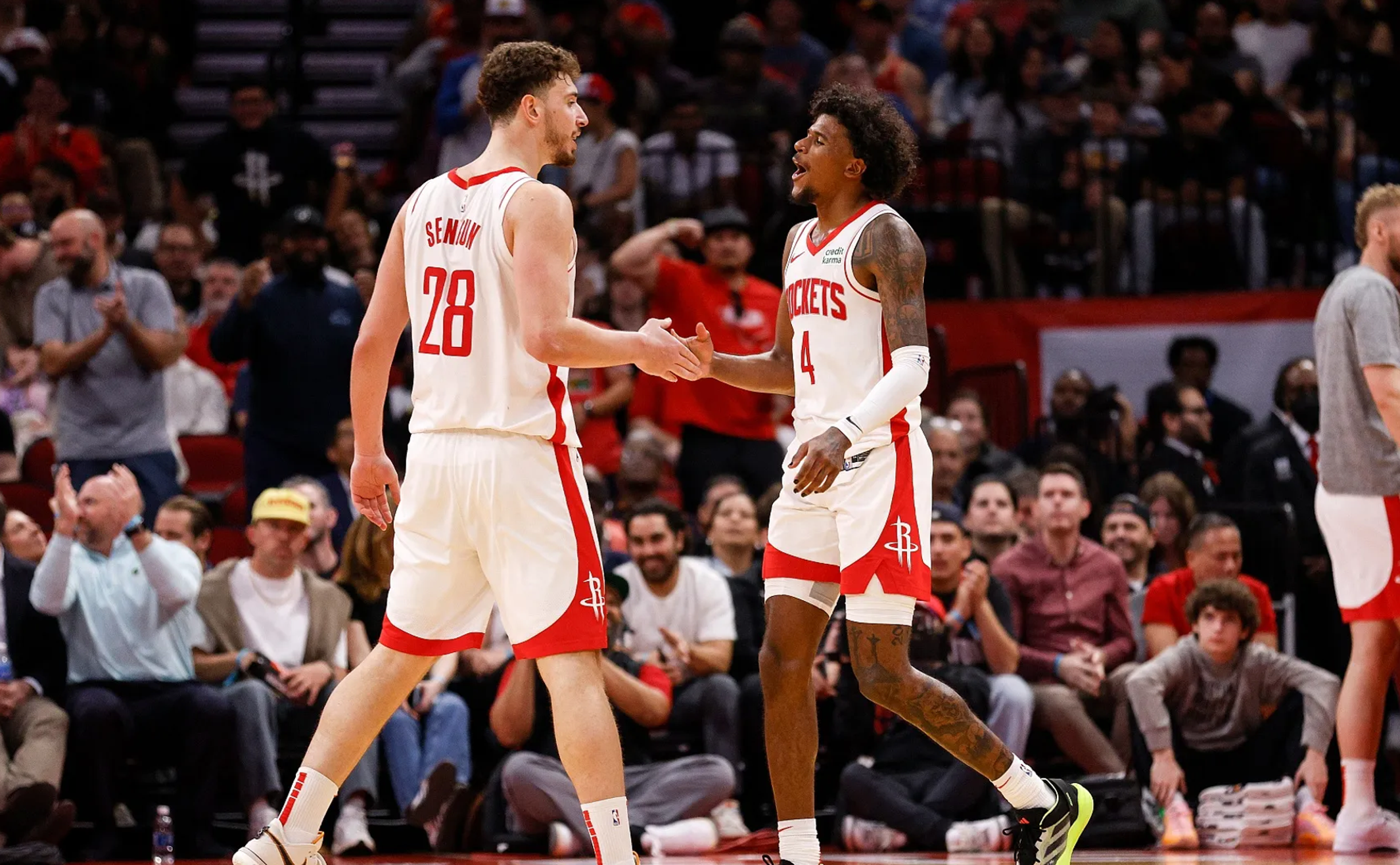 关于雄鹿横扫老鹰实现三连胜的信息 关于雄鹿横扫老鹰实现三连胜的信息