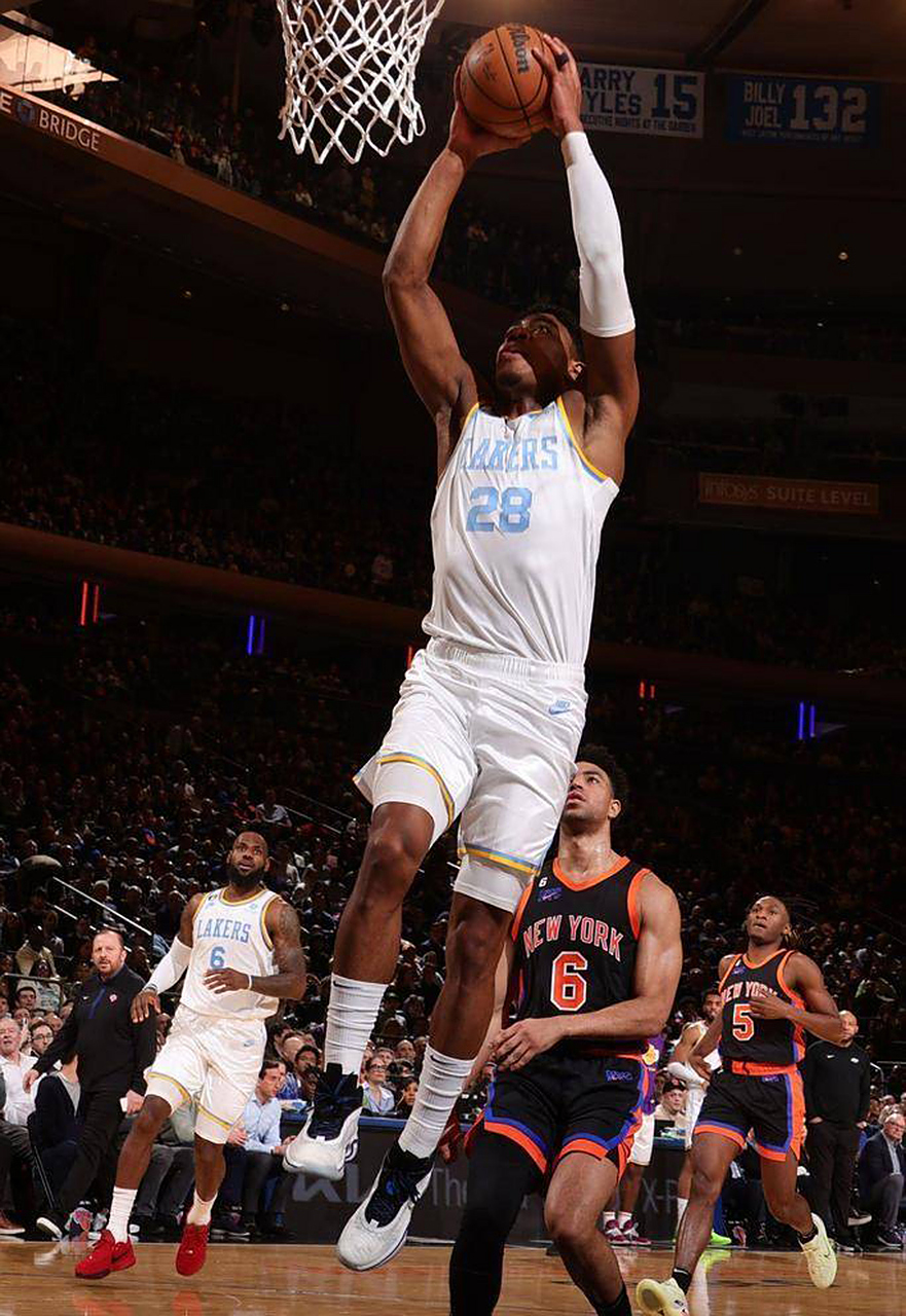 尼克斯队客场险胜湖人 尼克斯队客场险胜湖人