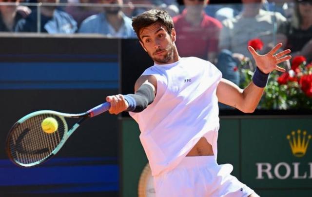 包含日本网球队爆冷西班牙网球队，阿尔卡拉斯送出助攻的词条