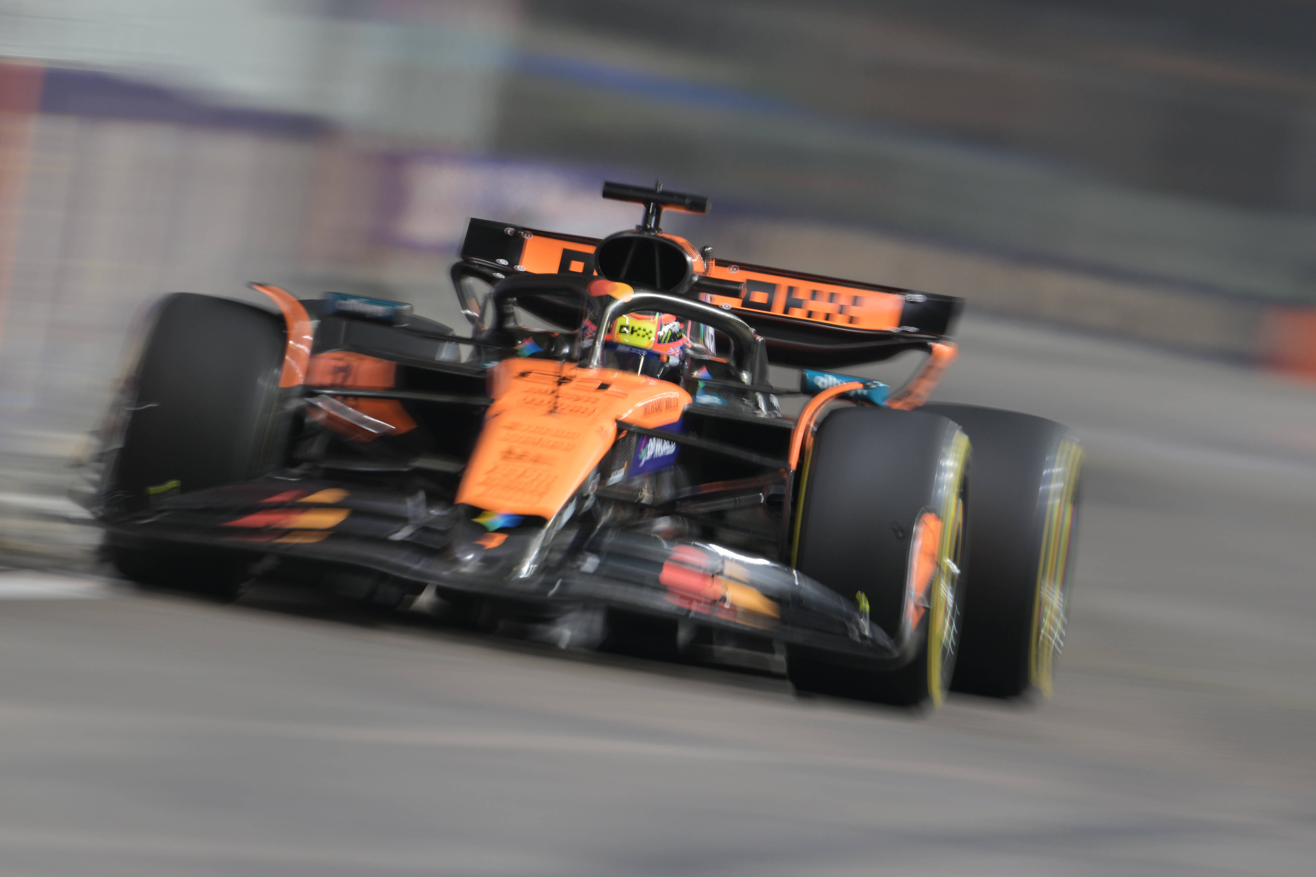 开云体育app-红牛二队鏖战红牛车队，拉塞尔扛起全队